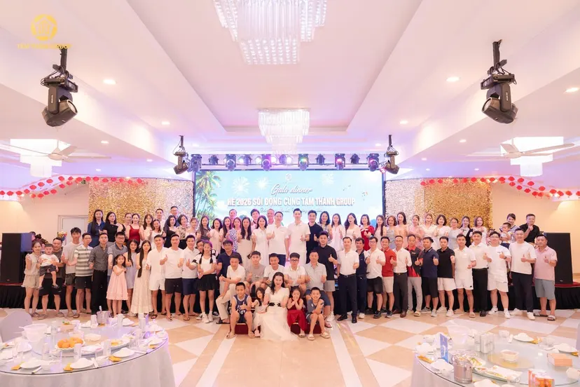 Ảnh tập thể đêm Gala Dinner của Tâm Thành Land.