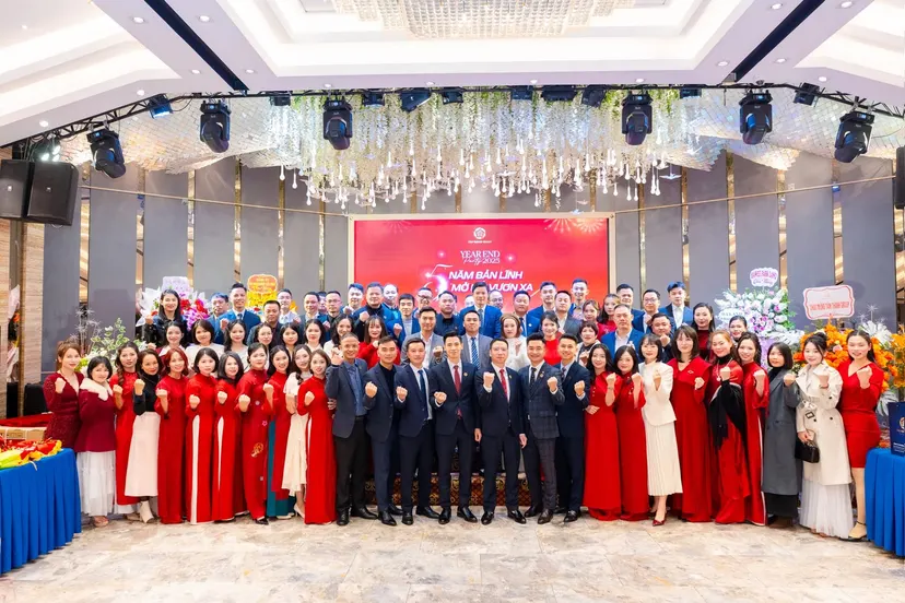 Ban lãnh đạo và khách mời nâng ly khai tiệc tại đêm Gala Year End Party 2025 của Tâm Thành Group.