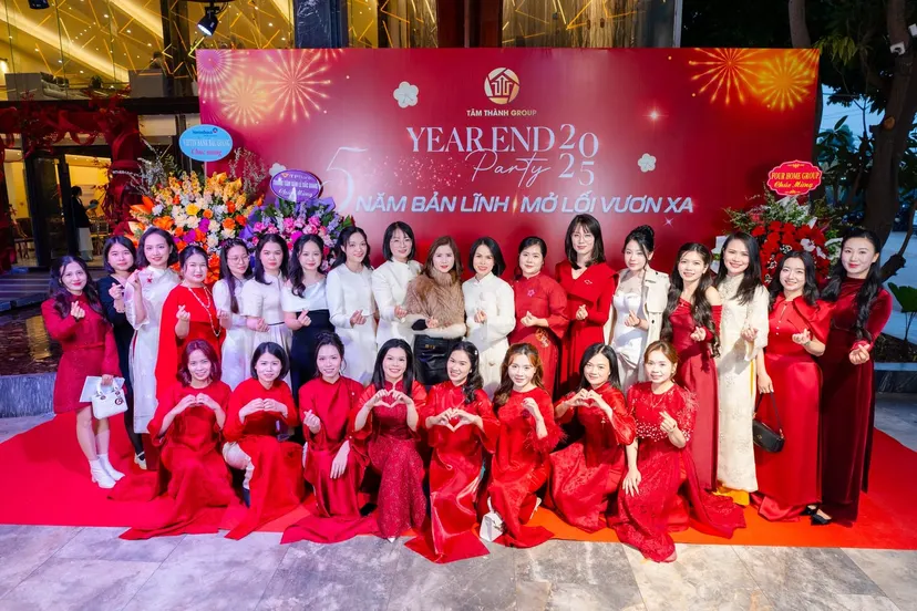 Khoảnh khắc gắn kết và sẻ chia của đại gia đình Tâm Thành Land tại sự kiện tổng kết năm.